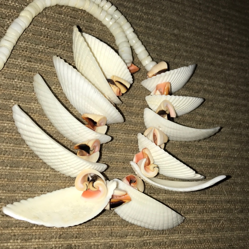 Vintage Large Shell Choker 16” Statement Necklace